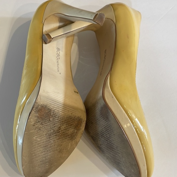 BCBGeneration women’s light yellow patent slight round toe pumps platform 9B - Picture 3 of 12